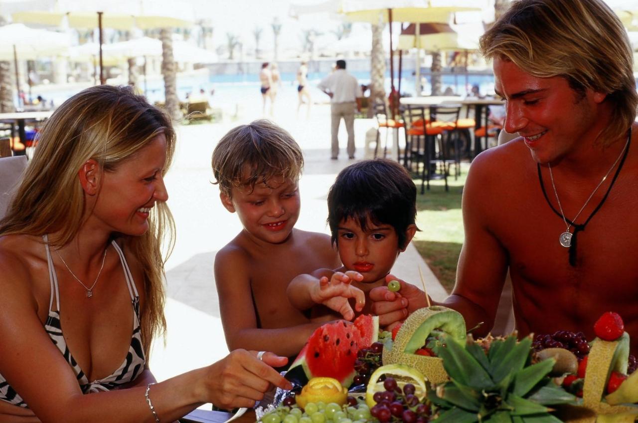 Sharm Dreams Vacation Club - Aqua Park酒店 外观 照片 Family eating fruit